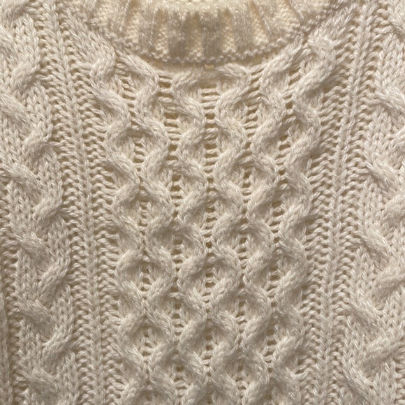 Classic cableknit sweater. A staple for any wardrobe - Picture 3 of 5